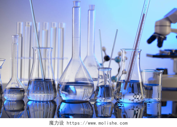 在实验室里实验的化学试剂科罗纳威斯流行病主题。有关快速弧菌试验和抗弧菌疫苗的科学研究。蓝底显微镜、烧杯和试管.